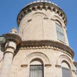 �Si tratta di un raro caso di villa costruita con le sembianze di una fortezza � sottolinea l�architetto Simone De Bartolo �. Il coronamento della torre poi...